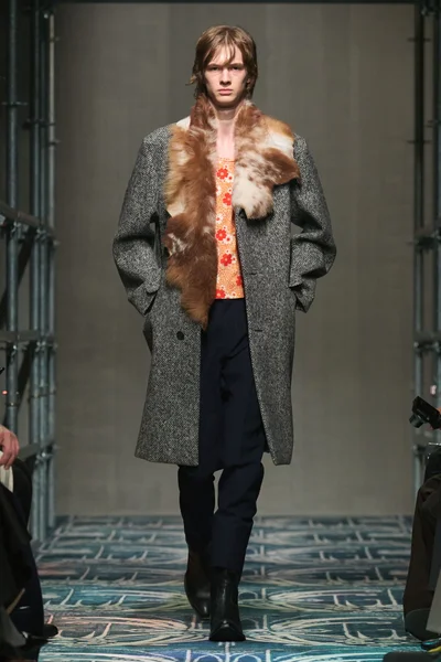 Look 16